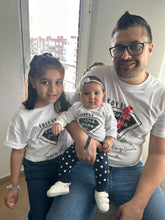 Cargar imagen en el visor de la galería, Padre e hijo vistiendo pack Súper Papá camiseta y body a juego
