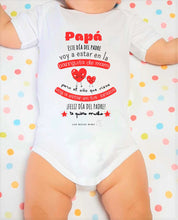 Cargar imagen en el visor de la galería, Body día del Padre personalizado barriguita de mami &quot;El año que viene voy a estar en tus brazos&quot; manga corta